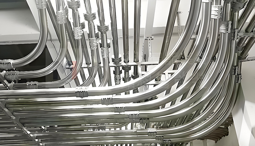 气力输送管道的弯头曲率半径设计对物料磨损和能耗有何影响？